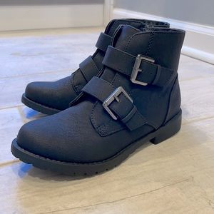 Children’s Place size 2 boots - never been used!